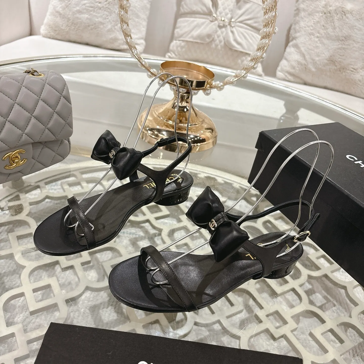 👟👟Ex-factory price 560👟👟 CHANEL 25ss spring and summer new counter top double C bow sandals. This classic design; bow with double C embellishment, playful and elegant, multiple color matching elements... Diversified mix and match is very beautiful and versatile, very light and comfortable on the feet, super delicate and elegant... ꫛꫀꪝ Go➫ Material: Upper: Original customized imported sheepskin Inner: Original custom-made sheepskin lining Outsole: Original custom-made Italian through-dyed genuine leather outsole Size: 35–40 (40 and 41 are custom-made and cannot be returned or exchanged)